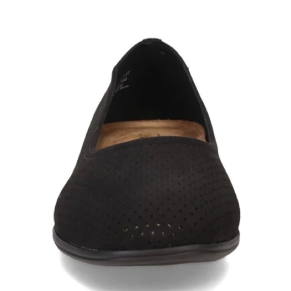 Trotters Darcey Nubuck Perforated Flats 7W - Picture 7 of 9
